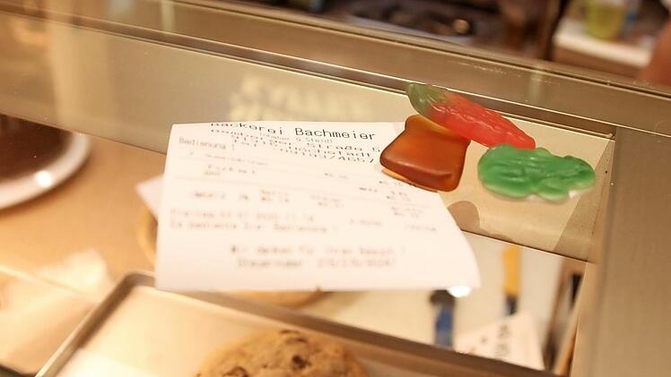 Drei Gummibärchen - ein Kassenbon: Sogar für solche Kleinstbeträge von 15 Cent müssen die Verkäufer der Bäckerei Bachmeier in Höchstadt nun einen Belegausdrucken. Fotos: Theresa Schiffl