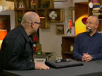 Da ist "Bares f&uuml;r Rares"-Experte Sven Deutschmanek einfach nur baff: In der Freitagsausgabe von "Bares f&uuml;r Rares" offenbarte Horst Lichter eine mehr als &uuml;berraschende Wissensl&uuml;cke. Ausl&ouml;ser waren ein Fanrtikel von der WM 1966.