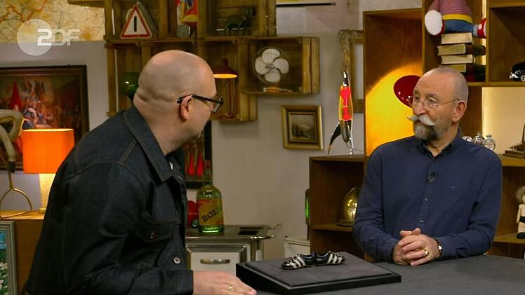 Da ist "Bares für Rares"-Experte Sven Deutschmanek einfach nur baff: In der Freitagsausgabe von "Bares für Rares" offenbarte Horst Lichter eine mehr als überraschende Wissenslücke. Auslöser waren ein Fanrtikel von der WM 1966.