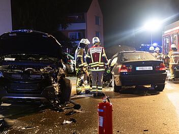 Fahranf&auml;nger baut Unfall in Ansbach - 18-J&auml;hriger muss aus BMW befreit werden