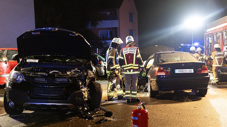 Fahranf&auml;nger baut Unfall in Ansbach - 18-J&auml;hriger muss aus BMW befreit werden