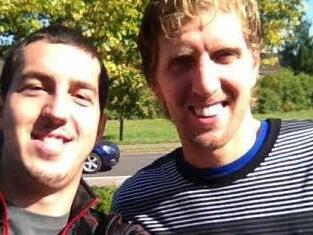 Lagen andere Spieler der Dallas Mavericks am Strand oder Pool, zog's Dirk Nowitzki in den vergangenen Jahren Sommer für Sommer zum Training in die Rattelsdorfer Abtenberghalle (auf dem linken Bild mit Spieler Almin Hodzic).  Foto: pr