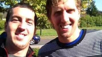 Lagen andere Spieler der Dallas Mavericks am Strand oder Pool, zog's Dirk Nowitzki in den vergangenen Jahren Sommer für Sommer zum Training in die Rattelsdorfer Abtenberghalle (auf dem linken Bild mit Spieler Almin Hodzic).  Foto: pr
