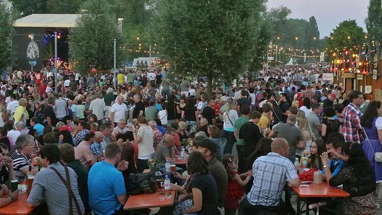 Blick vom Weinhügel über den Festplatz am Montagabend.