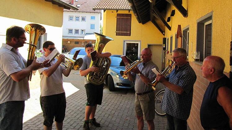Der Marsch "Mit Sang und Klang" begeisterte Dietmar Link (rechts). von links im Bild die Musiker Elmar Kerner, Michael Bauernschmitt, Lukas Grießer, Josef Müller und Georg Bauernschmitt.