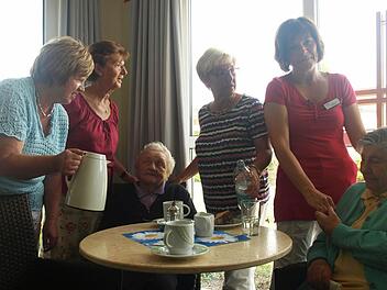 Beim Kaffeenachmittag im Seniorenhaus Kramerswiesen: Paula Bier (links) und Elly Schmitt (rechts) genießen die Begegnung mit den Helferinnen (von links) Rita Müller, Gertrud Nöth und Ilse Erhard sowie (rechts) Margit Schmitt als Mitarbeiterin des Hauses. Foto: Stefan Geiger