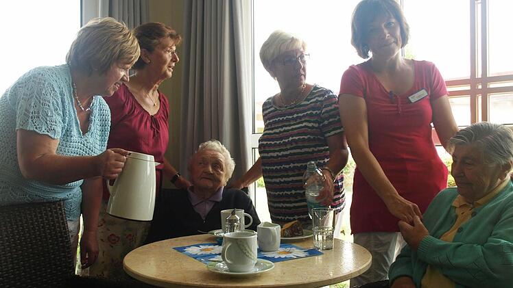 Beim Kaffeenachmittag im Seniorenhaus Kramerswiesen: Paula Bier (links) und Elly Schmitt (rechts) genießen die Begegnung mit den Helferinnen (von links) Rita Müller, Gertrud Nöth und Ilse Erhard sowie (rechts) Margit Schmitt als Mitarbeiterin des Hauses. Foto: Stefan Geiger