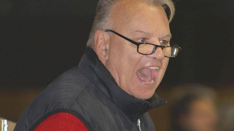ESC-Coach Doug Kacharvich war in den ersten acht Saisonspielen der Eishockey-Bayernliga nicht oft zum Lachen zumute. Der 66-jährige Kanadier glaubt aber fest daran, dass er mit den "Hawks" das Saisonziel "Klassenerhalt" erreichen kann - wenn alle Spieler wieder einsatzfähig sind.