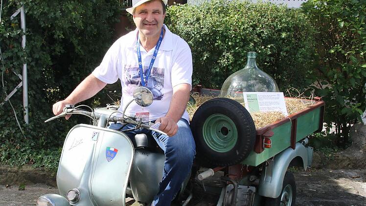 Guiseppe Sanfilippo ist sehr stolz auf seine Ape aus dem Jahr 1963, die er im vergangenen Jahr an Weihnachten in Italien auf einem Bauernhof entdeckt hat. Foto: Michael Stelzner