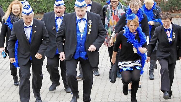 Punkt 11 Uhr 11 stürmen die Narren das Ebensfelder Rathaus. Fotos: Matthias Einwag