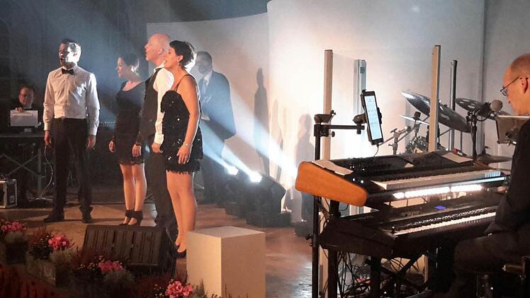 Die Musical-Show "Merci Udo" feierte im Staatsbad Bad Brückenau Deutschlandpremiere.  Foto: Rolf Pralle