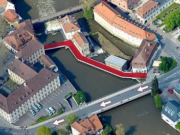 Normalerweise verläuft die Strecke des Weltkulturerbelaufs über die Untere Mühlbrücke (hier rot im Bild vom Rennen 2013). Doch ist diese wegen der Baustelle an der Sterzersmühle gesperrt. Das Rennen verläuft deshalb heuer über die Bischofsmühlbrücke.  Foto: R. Rinklef/Archiv