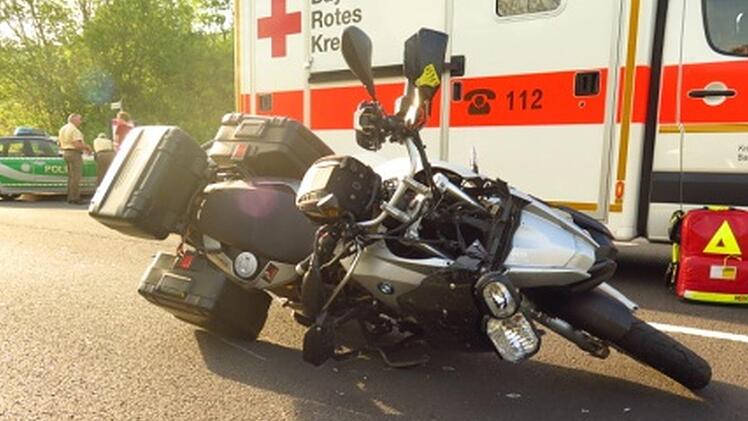 Bei Römershag passierte dieser Unfall. Der Motorradfahrer verletzte sich schwer. Foto: Daniela Hasenpflug