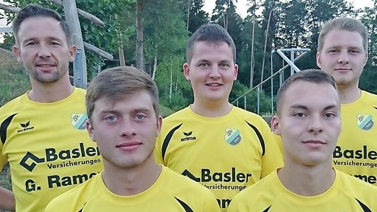 Die "Neuen" der DJK Priegendorf, hinten von links: Trainer Gerd Emrich, Benedikt Schug, Thomas Genslein (zweite Mannschaft); vorn von links: Sebastian Riegel (FC Baunach), Florian Pitter (JFG Baunachtal). Auf dem Bild fehlen Louis Rödel und Benedikt Böhnlein. Foto: Dietz