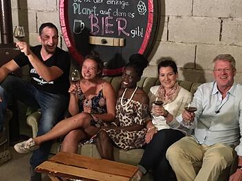 Solche bierseligen Gäste mag David Hertl (links) gerne: Vanessa aus Bamberg, Esther, ebenfalls Bambergerin, Sabrina aus Sassanfahrt und Uli aus Hallstadt, der das "Perfekte Dinner" am Ende gewann.  Foto: Hertl