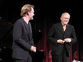 Nach dem tragischen Untergang des Walfängerschiffs von Kapitän Ahab in ihrem Vortrag ließen sie sich fröhlich von ihrem begeisterten Publikum feiern: Schauspieler Ulrich Tukur im Retro-Anzug und Pianist Sebastian Knauer nach "Moby Dick" im Kurtheater. Gerhild Ahnert
