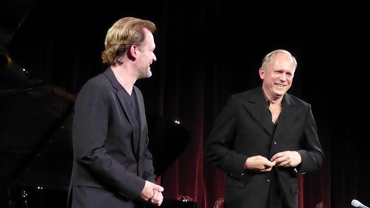 Nach dem tragischen Untergang des Walfängerschiffs von Kapitän Ahab in ihrem Vortrag ließen sie sich fröhlich von ihrem begeisterten Publikum feiern: Schauspieler Ulrich Tukur im Retro-Anzug und Pianist Sebastian Knauer nach "Moby Dick" im Kurtheater. Gerhild Ahnert