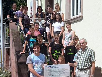 Robin Schneider (vorn links) als Vertreter der Spendergruppe überreichte im Beisein von Gönnern und Beschenkten den symbolischen Scheck an den stellvertretenden Vorsitzenden des Fördervereins Maria Bildhausen, Hans Hohn (rechts). Rolf Pralle