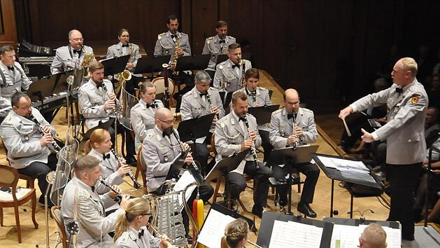 Das Heeresmusikkorps Veitsh&ouml;chheim (fr&uuml;her HMK 12) unter der Leitung von Oberstleutnant Roland Kahle begeisterte durch seine Vielseitigkeit bei seinem Konzert im Max-Littmann-Saal in Bad Kissingen.Peter Klopf