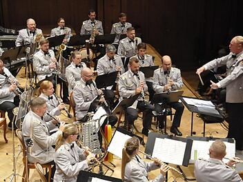 Das Heeresmusikkorps Veitshöchheim (früher HMK 12) unter der Leitung von Oberstleutnant Roland Kahle begeisterte durch seine Vielseitigkeit bei seinem Konzert im Max-Littmann-Saal in Bad Kissingen.Peter Klopf