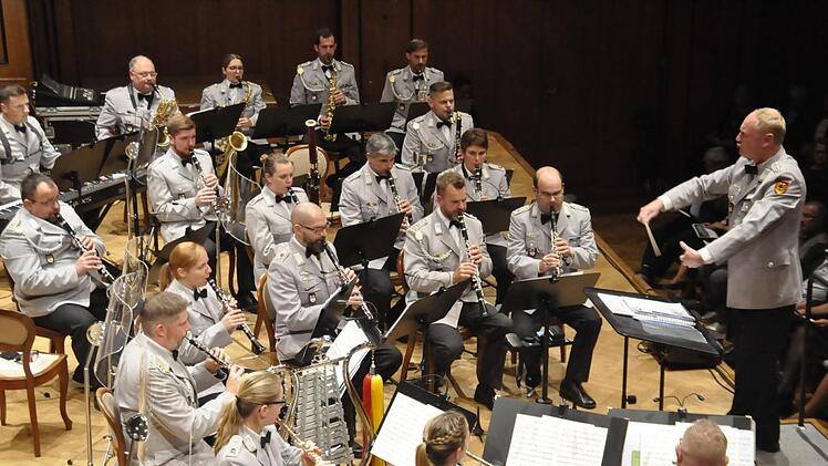 Das Heeresmusikkorps Veitshöchheim (früher HMK 12) unter der Leitung von Oberstleutnant Roland Kahle begeisterte durch seine Vielseitigkeit bei seinem Konzert im Max-Littmann-Saal in Bad Kissingen.Peter Klopf