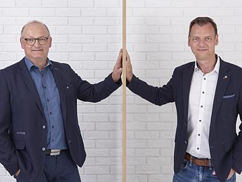 Virtuelle Präsidentenübergabe mit Plexiglasscheibe beim Lionsclub: Wolfgang Rottmann (links) gab die Präsidentenwürde an Michael Schlegelmilch weiter. Paul Rottmann
