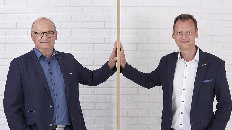 Virtuelle Präsidentenübergabe mit Plexiglasscheibe beim Lionsclub: Wolfgang Rottmann (links) gab die Präsidentenwürde an Michael Schlegelmilch weiter. Paul Rottmann