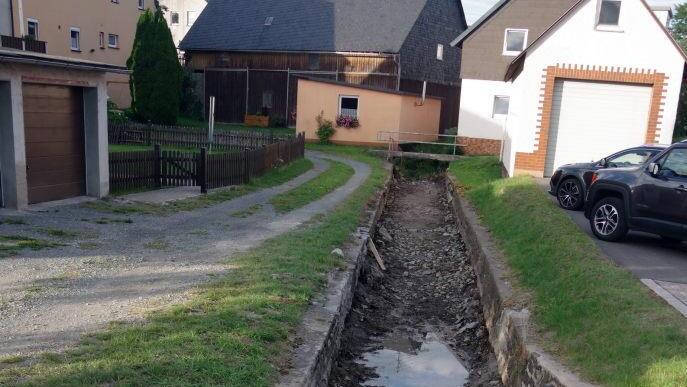 Ein Teil des Dorfbaches in Haßlach wurde bereits gesäubert. Für den oberen Bereich braucht man anderes Gerät.Heike Schülein