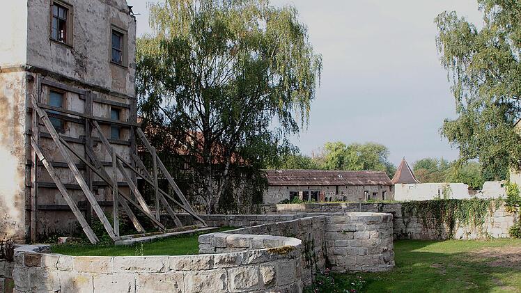 Das Schloss in Ebelsbach, das durch einen Brand vor Jahren schwer beschädigt worden ist