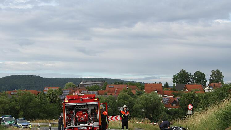 Der Motorradfahrer kam aus bislang unbekannter Ursache ins Schlingern, prallte an die R&uuml;ckseite des entgegenkommenden Autos und prallte dann an die Leitplanke und das Verkehrsschild. Foto: Sonny Adam