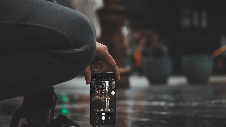 Gestohlene Smartphones können kostspielige Folgen haben.