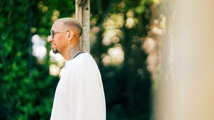 "Ich habe einen Menschen verloren, den ich sehr geliebt habe", sagt Jérôme Boateng vor der Kamera.