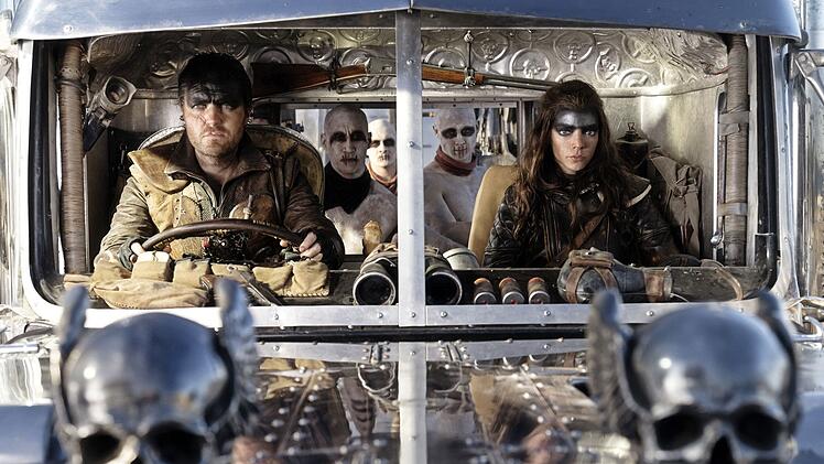 In "Furiosa: A Mad Max Saga" pr&auml;sentiert George Miller wieder viele der eigent&uuml;mlichen Figuren und Gef&auml;hrte, die f&uuml;r seine postapokalyptische Reihe typisch sind.