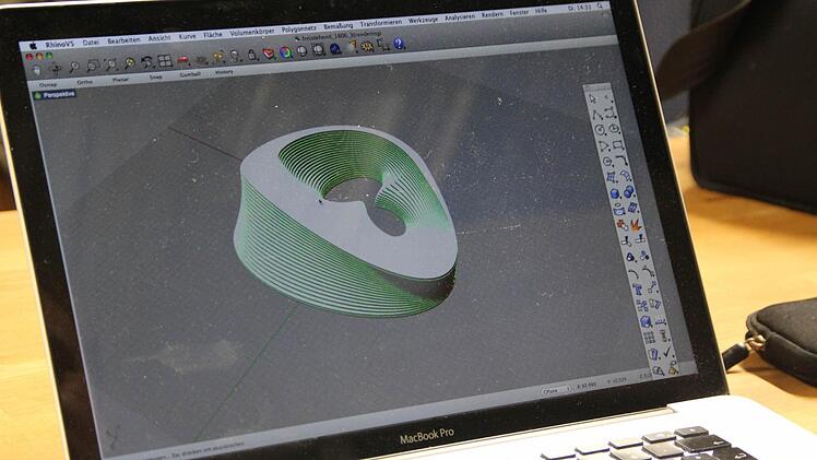 Die Modelle entstehen am Computer. Hier ist eine Badewanne von Design-Student Moritz Schönrich zu sehen.