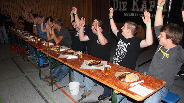 Bis zum Kommando "Haut nei Mädels und Jungs" durften die Hände den Tisch nicht berühren.