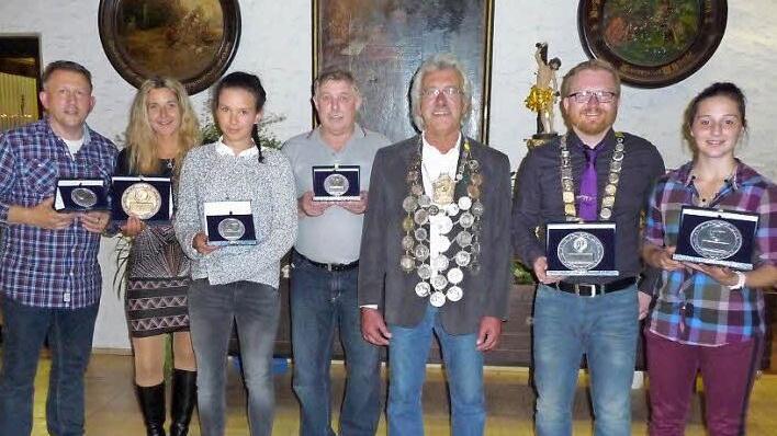 Die erfolgreichen Schützen der SG 1306 (von links): Vogelvize Wolfgang Auer, Damensiegerin Ramona Förtsch, Jugendvize Viktoria Düthorn, Bogenvize Karl Heinz Plan, Vogelkaiser Heiner Braun, Bogenkönig Christian Rudel und Jugendsiegerin Jasmin Schmitt Foto: p