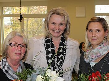 Bürgermeisterin Kathrin Heimann (M.) mit der früheren Kiga-Leiterin Carola Schmidt (li.) und der Nachfolgerin Angelique Wuttke Foto: Karl-Heinz Frank