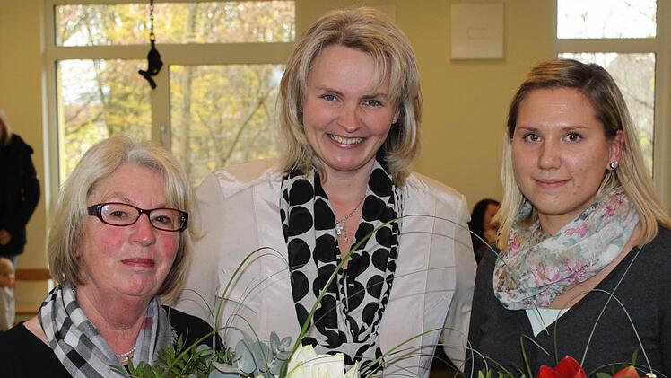 Bürgermeisterin Kathrin Heimann (M.) mit der früheren Kiga-Leiterin Carola Schmidt (li.) und der Nachfolgerin Angelique Wuttke Foto: Karl-Heinz Frank