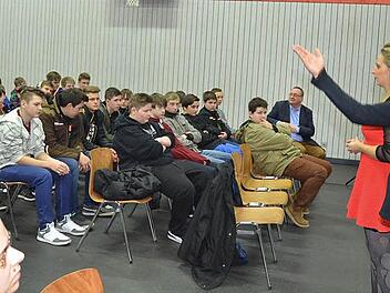 Die 13- bis 16- jährigen Schülerinnen und Schüler von der achten bis zur zehnten Klasse diskutierten nach einem Theaterstück über Drogen mit den Darstellern des Weimarer Kultur-Express, Katharina Kraul (Anne) und Thomas Gabor (Florian). Interessiert verfolgt auch Rektor Reinhard Horn (1. Reihe rechts) die Diskussion.  Foto: K.- H. Hofmann