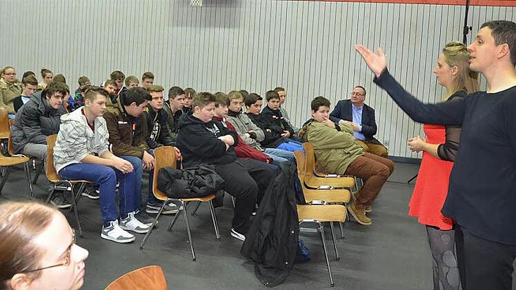 Die 13- bis 16- jährigen Schülerinnen und Schüler von der achten bis zur zehnten Klasse diskutierten nach einem Theaterstück über Drogen mit den Darstellern des Weimarer Kultur-Express, Katharina Kraul (Anne) und Thomas Gabor (Florian). Interessiert verfolgt auch Rektor Reinhard Horn (1. Reihe rechts) die Diskussion.  Foto: K.- H. Hofmann