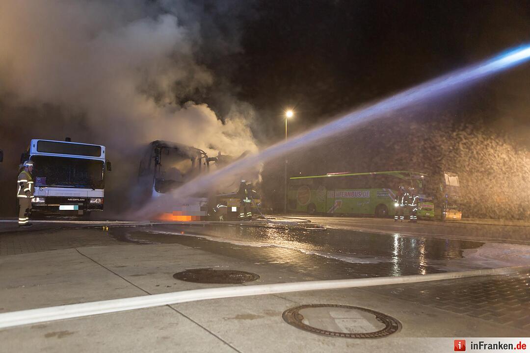 Erste Bilder: Mehrere Busse stehen in Vollbrand