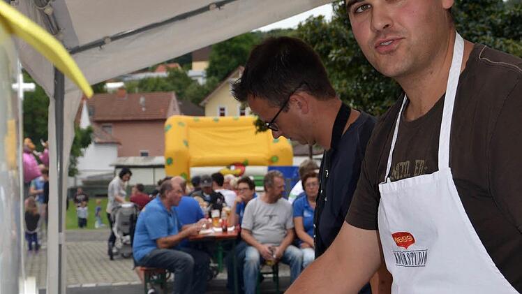 Der TSV Wollbach wird auch in diesem Jahr für die Bewirtung der Besucher des Frühjahrs- und Herbstmarktes sorgen. Bereits im September 2015 hatten sich die Papas vom Kinderturnen beim Herbstmarkt am Grill bewährt.Foto: Karin Kupka-Hahn