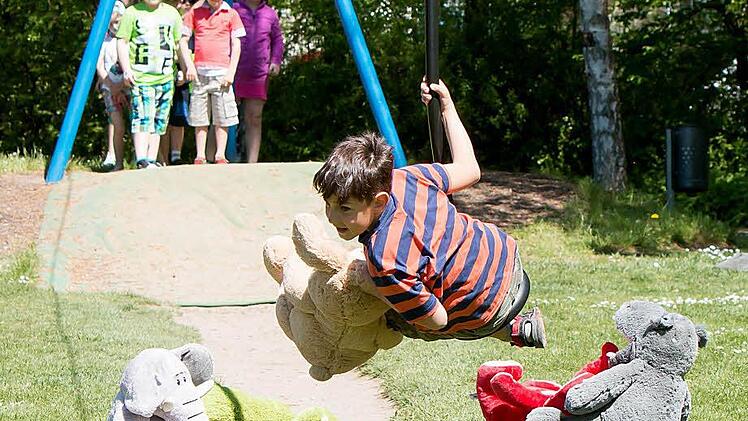 Großes Abschlussfest für Neustadt und seine Kinder: das Piratenfest im Freitzeitpark lockte am Sonntag unzählige Familien an. Foto: Albert Höchstädter