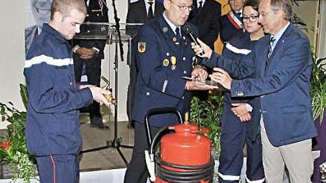 Hans Beyer bei der Vorführung des Gastgeschenkes, eines nicht ganz normgerechten Feuerlöschers. Foto: Reinhold Wick