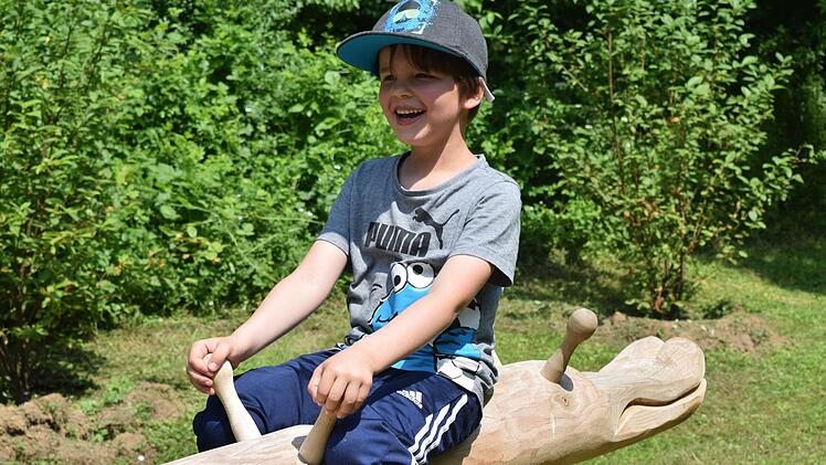 Gabriel, sechs Jahre alt, hat viel Spaß beim Spielen auf der neuen Wippe. Foto: Daniela Pondelicek