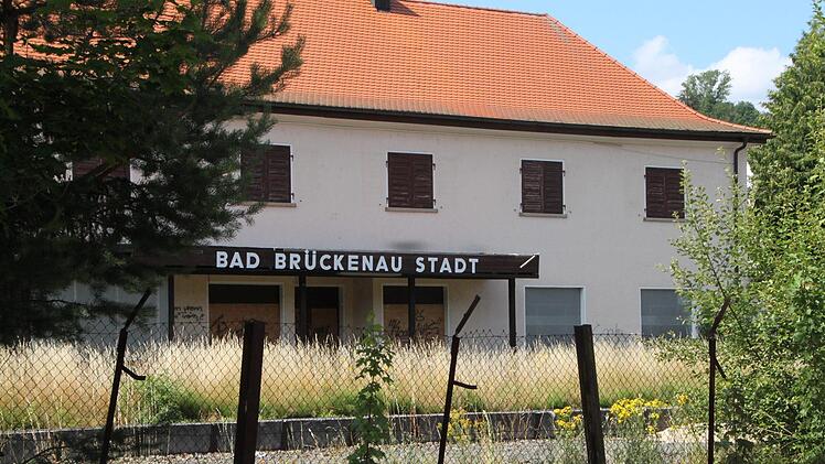 Die Stadt Bad Brückenau möchte das Bahnhofsgelände kaufen. Die Verhandlungen sind schon fortgeschritten.  Foto: Ulrike Müller