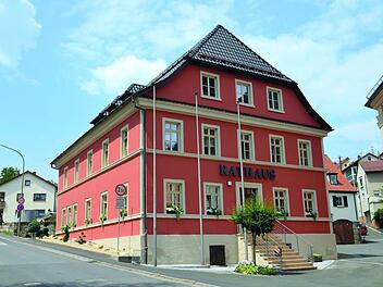 Die Sanierung des Rathauses ist nahezu abgeschlossen. Das neue Dach und der Außenputz wurden mit Mitteln aus dem Kommunalen Investitionsprogramm gefördert. Foto: Archiv/Heike Schülein