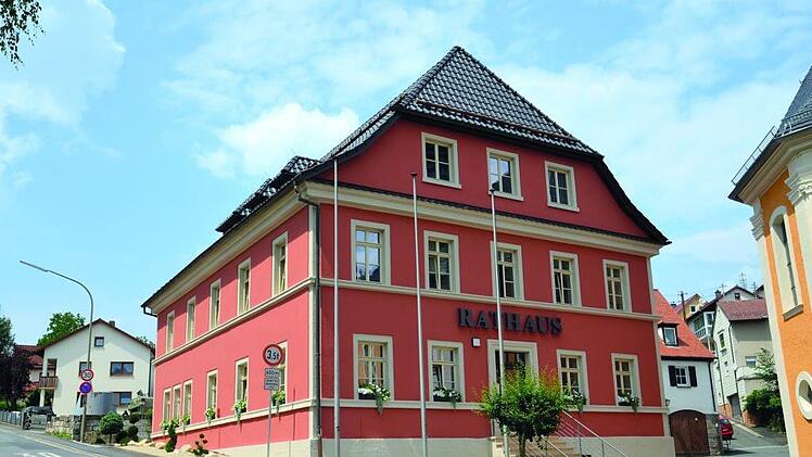 Die Sanierung des Rathauses ist nahezu abgeschlossen. Das neue Dach und der Außenputz wurden mit Mitteln aus dem Kommunalen Investitionsprogramm gefördert. Foto: Archiv/Heike Schülein