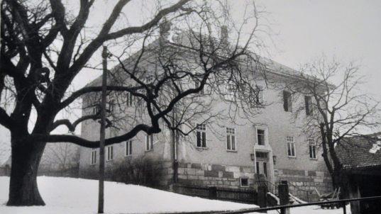 as Pfarrhaus der evangelischen Kirchengemeinde musste dem Rathausneubau weichen.