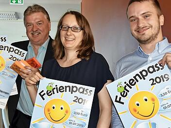 Mit dem neuen Ferienpass ist ein abwechslungsreicher Sommer garantiert.Landrat Klaus Peter S&ouml;llner, Melanie Dippold und Jannik Wagner (v. l.) freuen sich &uuml;ber die rege Beteiligung von Organisatoren und Veranstaltern. Foto: Uschi Prawitz